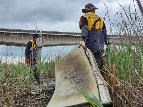 매트리스 쓰레기 옮기는 직원