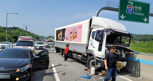 사고 현장서 부상자 이송하는 소방