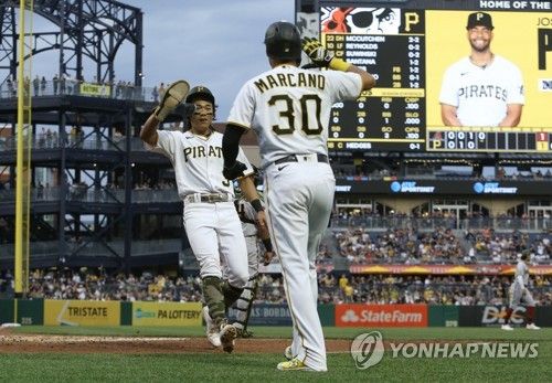 2루타 치고 나가 후속타 때 득점하는 배지환(뒤쪽)