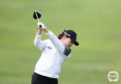 2번 홀에서 티샷하는 홍정민