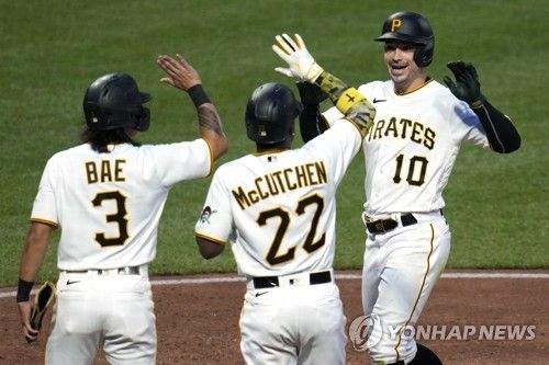 먼저 득점해 3점 홈런 친 레이놀즈를 환영하는 배지환(왼쪽) 
