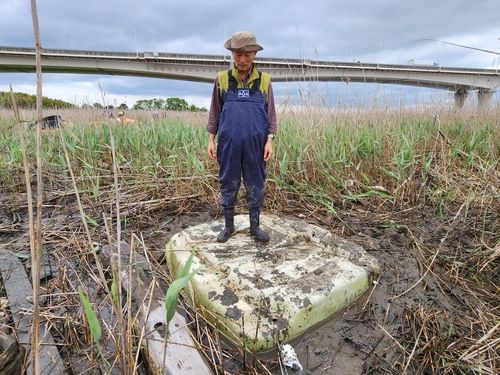 커다란 선박 용품 쓰레기