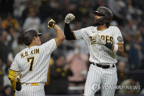 홈런 치고 들어온 타티스 주니어와 팔뚝을 부딪치는 김하성 