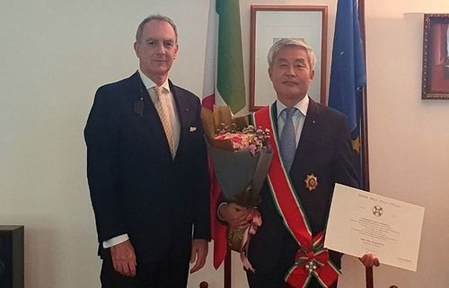 이탈리아 정부로부터 훈장을 받은 권희석 대사