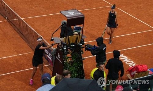경기가 끝난 뒤 상대 선수가 오기 전에 심판과만 악수하는 칼리니나. (왼쪽)