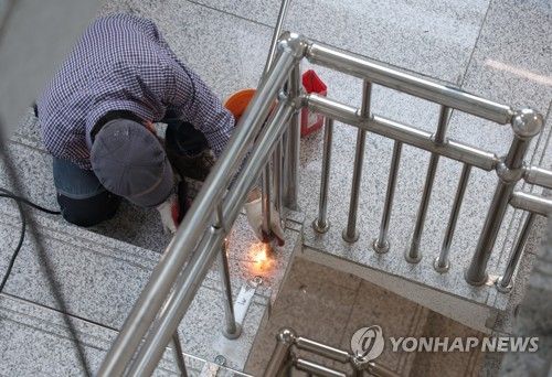 늦었지만…계단 난간 살대 추가 설치