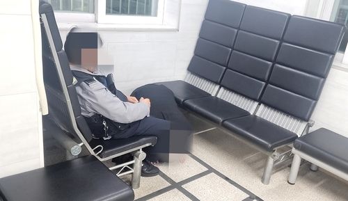 지구대 바닥에서 머리를 찧는 주취자