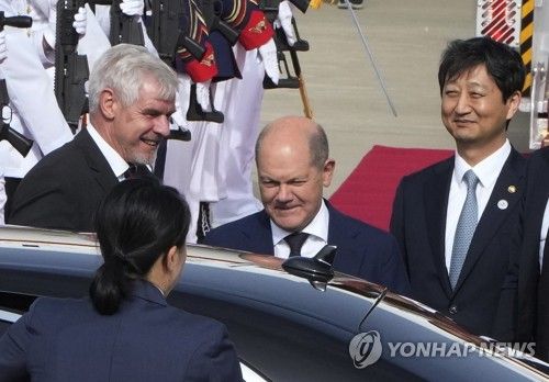 성남 공항에 도착한 숄츠 총리 [AP=연합뉴스]
