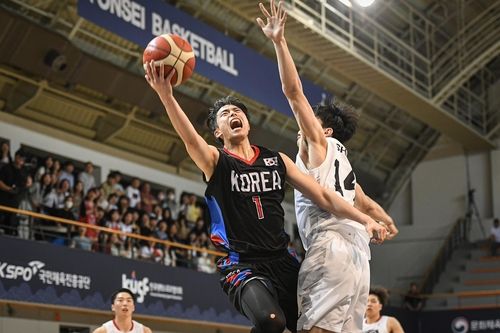 일본을 상대로 골밑 공격을 시도하는 박무빈(1번)