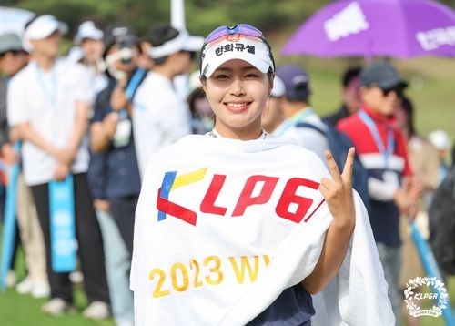 우승 후 포즈 취하는 성유진