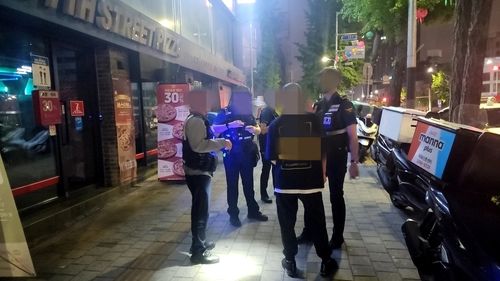 경찰과 실랑이하는 주취자