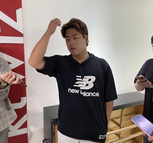 LG전 수비 실수에 관해 이야기하는 kt 강백호