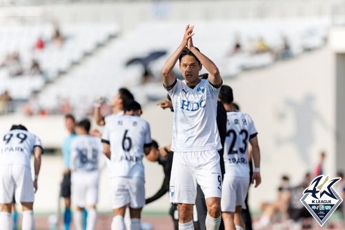 골 세리머니를 펼치는 부산 아이파크 김찬