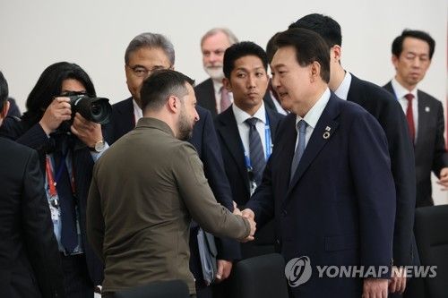 악수하는 윤석열 대통령과 젤렌스키 우크라이나 대통령