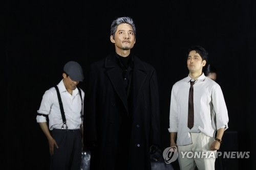 오셀로 연기하는 유태웅