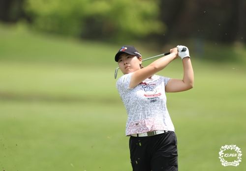 아이언샷 하는 홍정민