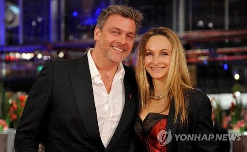 별세한 배우 레이 스티븐슨과 부인