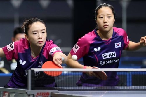 전지희(왼쪽)와 신유빈(오른쪽)