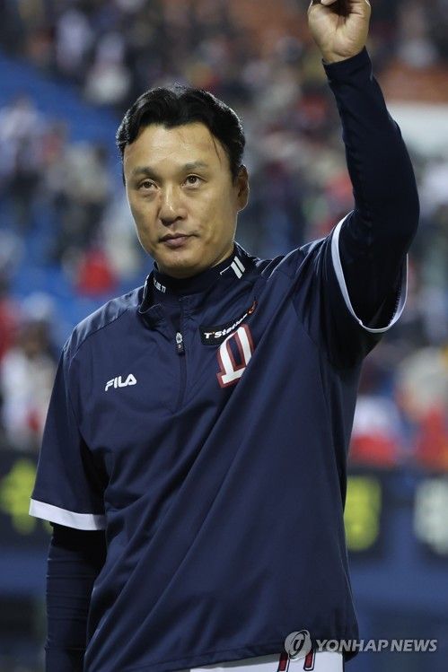 관중 향해 인사하는 이승엽 감독