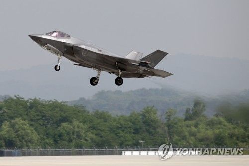 이륙하는 F-35A 전투기
