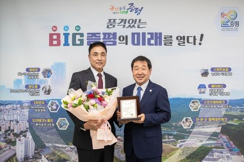 '레전드 투수' 송진우(왼쪽)와 이재영 증평군수 