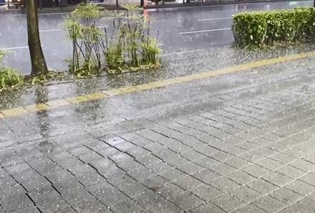 우박 쏟아지는 서울 송파구