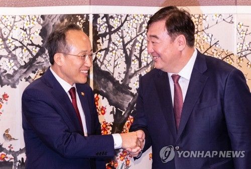 추경호 경제부총리, 싱하이밍 주한 중국대사와 악수
