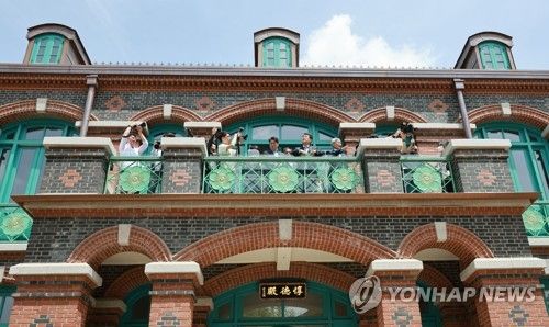 돈덕전 테라스에서