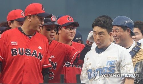 손아섭 귀 잡아당기는 전준우