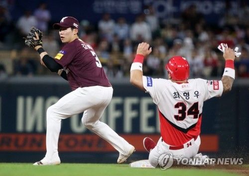 더블플레이 하는 김혜성