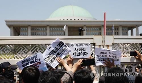철문에 막힌 전세 사기 피해자 (서울=연합뉴스) 최재구 기자 = 전세사기ㆍ깡통전세 피해자 전국 대책위원회와 문제해결을 위한 시민사회 대책위원회 관계자들이 23일 서울 여의도 국회 앞에서 '전세사기ㆍ깡통전세 피해자 기자회견'을 마치고 민원접수를 위해 국회 민원실로 향하다 닫힌 철문과 경찰에 막혀 있다. 2023.5.23 jjaeck9@yna.co.kr