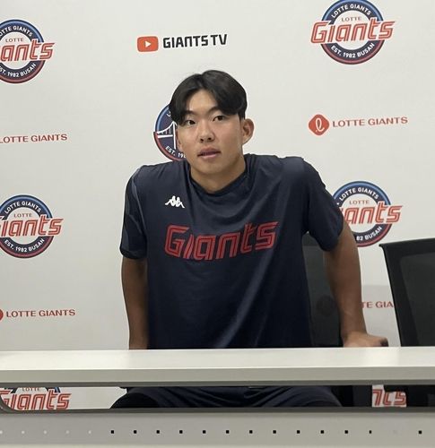 롯데 신인 외야수 '사직 아이돌' 김민석