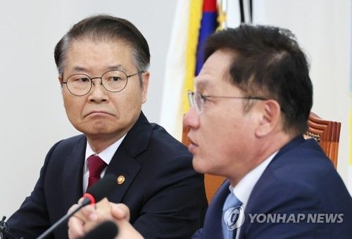 배진교 원내대표 인사말 경청하는 이정식 고용노동부 장관