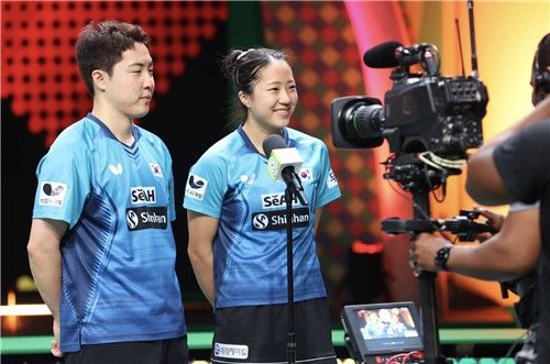 인터뷰하는 임종훈과 신유빈