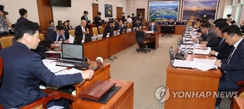 의사봉 두드리는 김민기 국토교통위원장