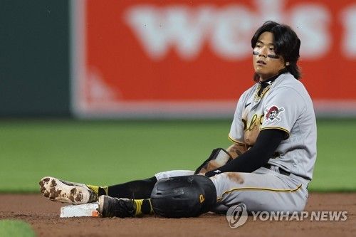 도루에 실패해 아웃된 뒤 허탈하게 앉아 있는 배지환