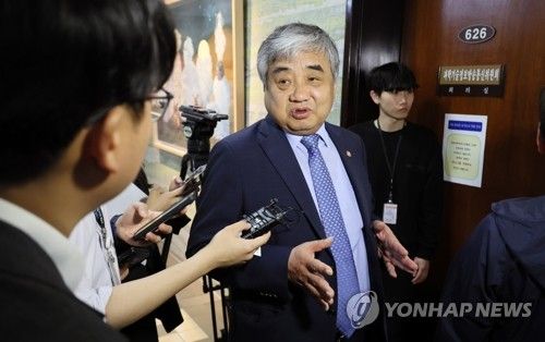 취재진 질문에 답하는 한상혁 방송통신위원장