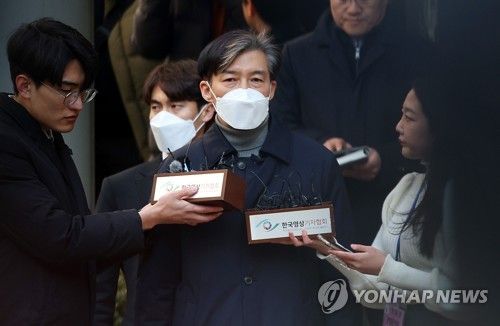 취재진 질문에 답하는 조국 전 장관