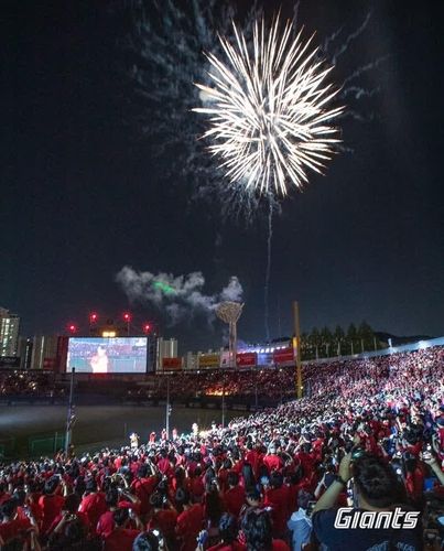 관중이 들어찬 20일 SSG 랜더스전 관중석