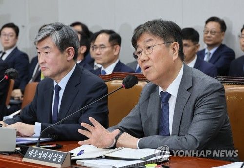 답변하는 김대기 대통령비서실장