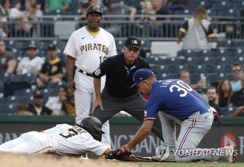 1루에서 견제에 걸려 아웃되는 피츠버그 배지환(등번호 3번)