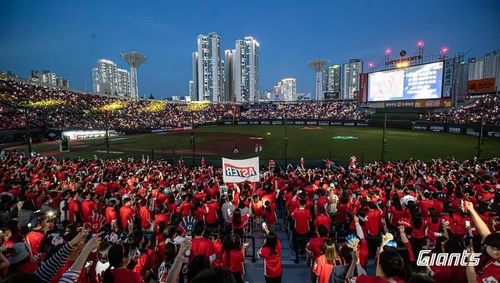 인산인해를 이룬 부산 사직구장 관중석