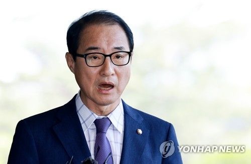 검찰 출석, 입장 밝히는 이성만 의원