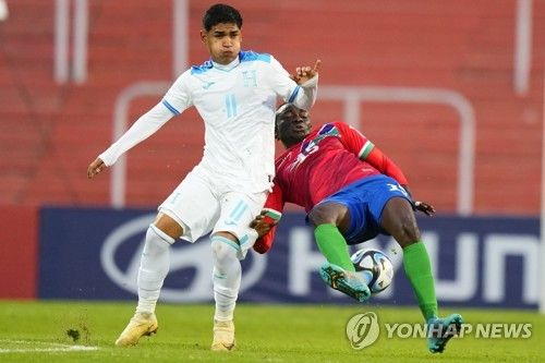 볼 경합을 펼치는 온두라스의 마르코 아세이투노