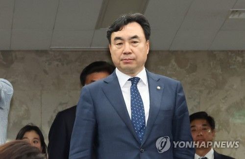 의원총회 참석하는 윤관석 의원