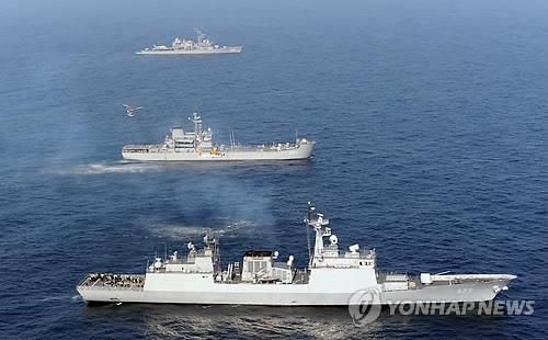 차단 기동 실시하는 연합전력 구축함