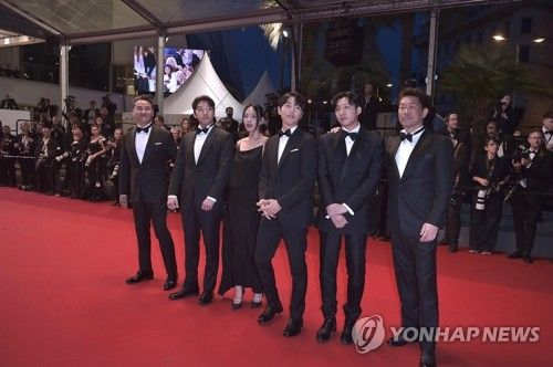 칸영화제 레드카펫에 선 '화란' 주역들