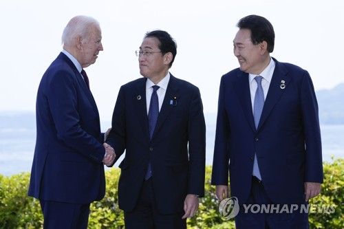 지난 21일 일본 히로시마에서 만난 한미일 정상