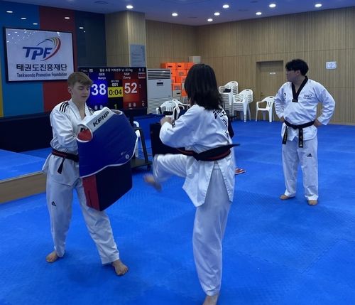  전자호구 체험하는 태권도 수련생들 