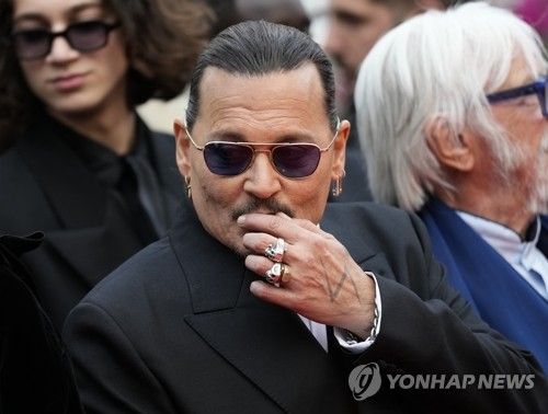 '칸 개막' 포즈 취하는 배우 조니 뎁